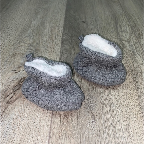 Old Navy Baby Slippers Quilted 3-6 Months Gray - Picture 3 of 13